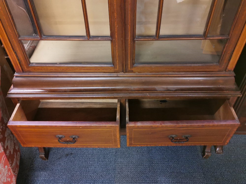 An inlaid mahogany display cabinet with two bottom drawers, 195 x 100 x 35cm. - Image 4 of 4