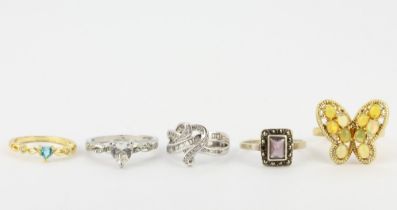 Five 925 silver and silver gilt stone set rings.