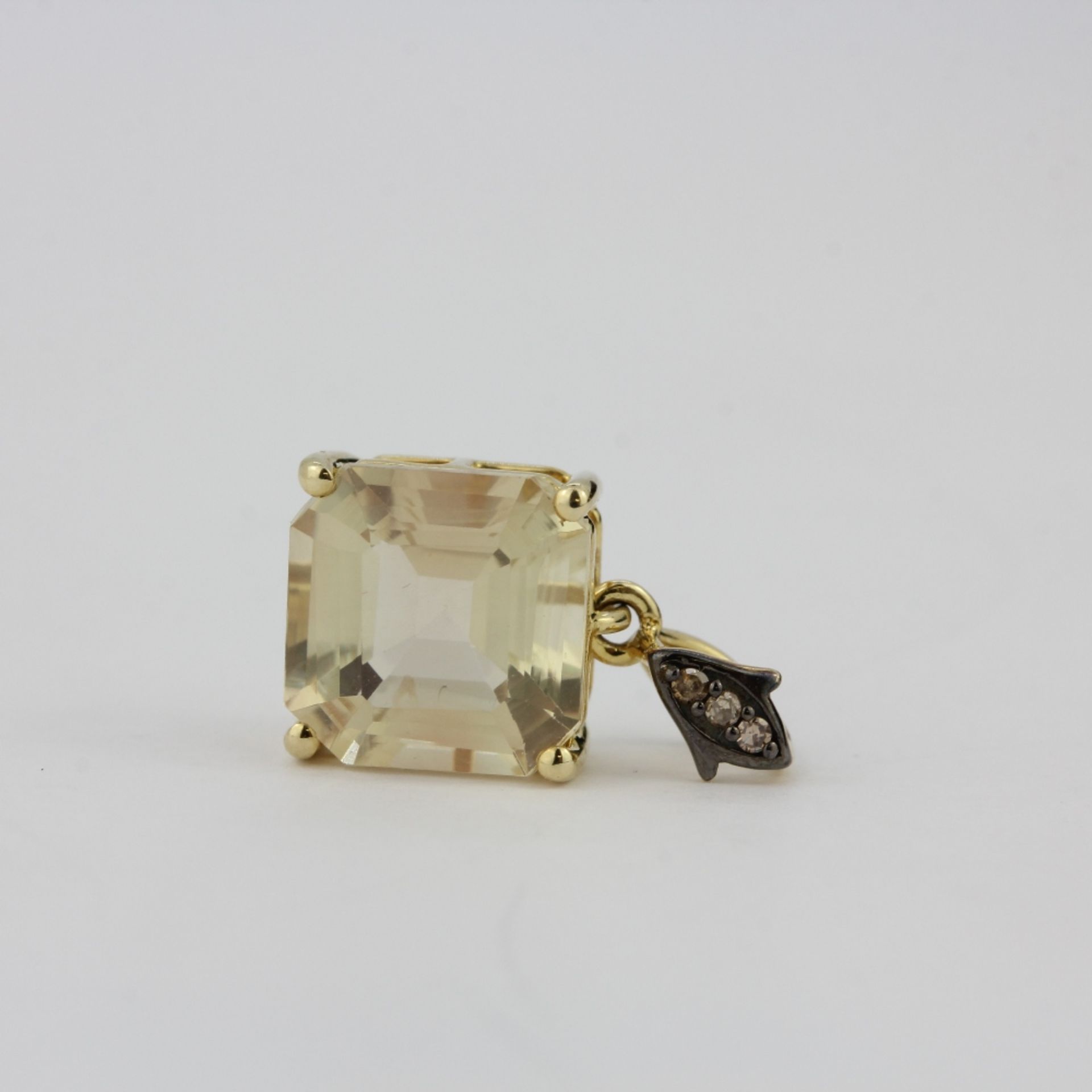 A 10ct yellow gold (stamped 10K) pendant set with an emerald cut lemon quartz and diamonds, L. 1. - Image 2 of 3
