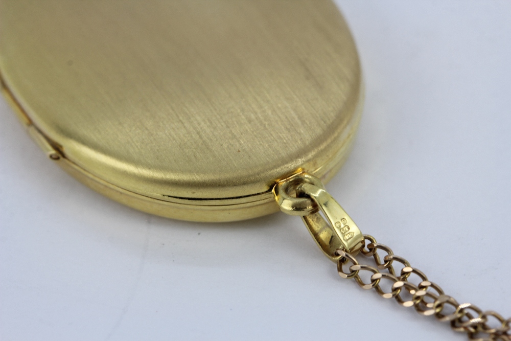 A hallmarked 9ct yellow gold locket pendant on a 9ct gold chain, L. 45cm. - Bild 2 aus 3