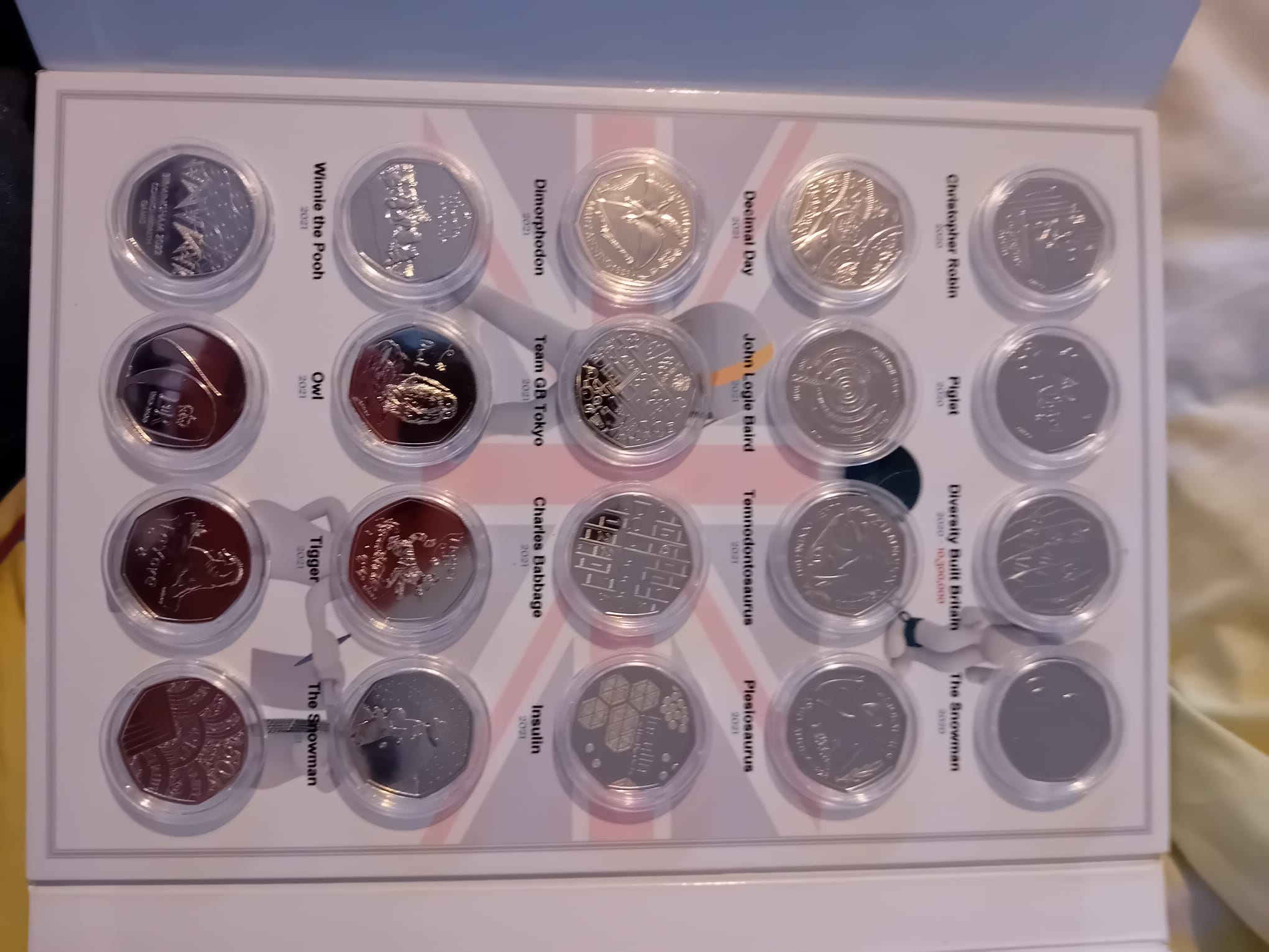 A collection of uncirculated proof 50p coins from 1997-2023 in custom made cases. - Bild 5 aus 17