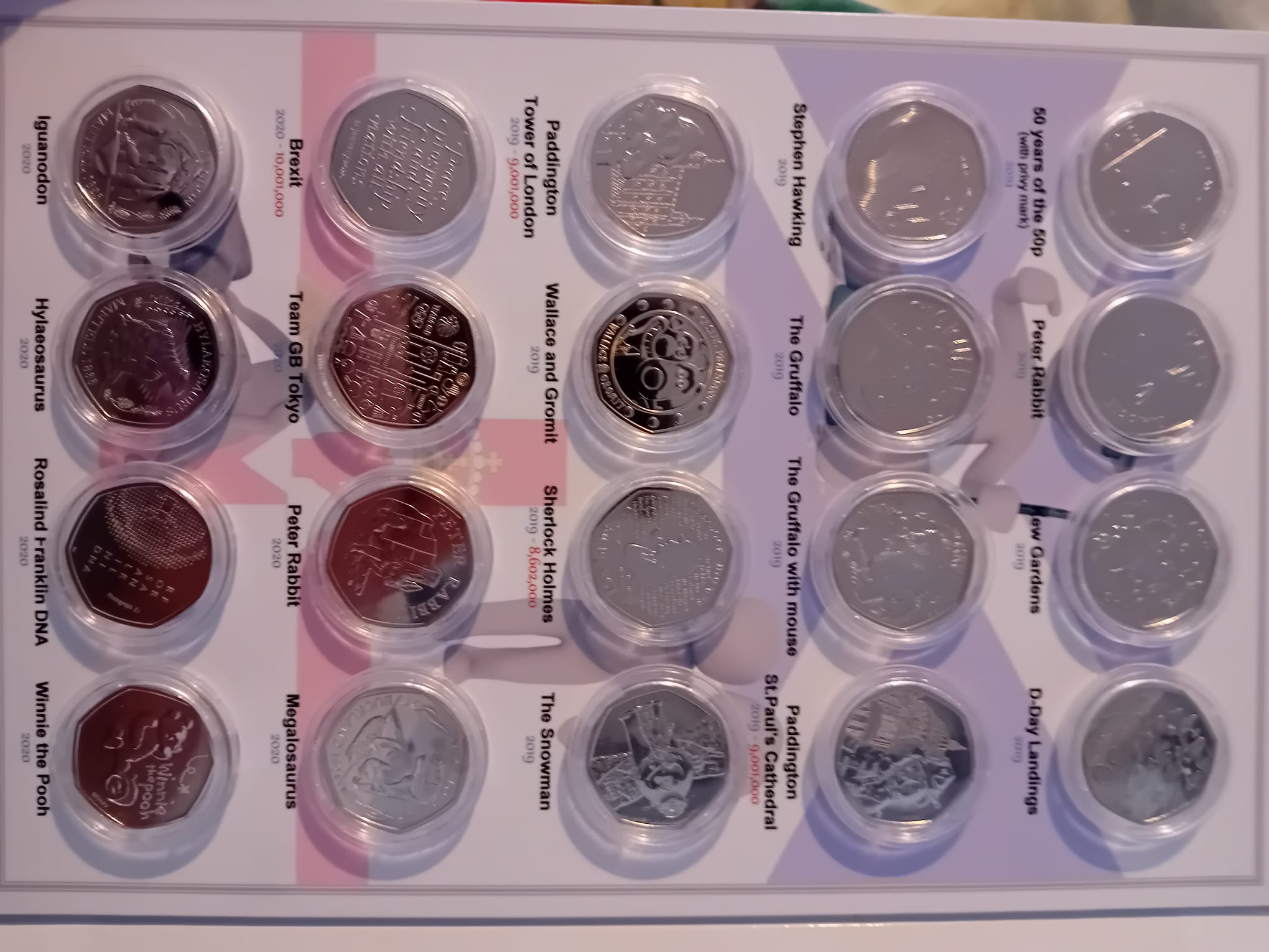 A collection of uncirculated proof 50p coins from 1997-2023 in custom made cases. - Bild 13 aus 17