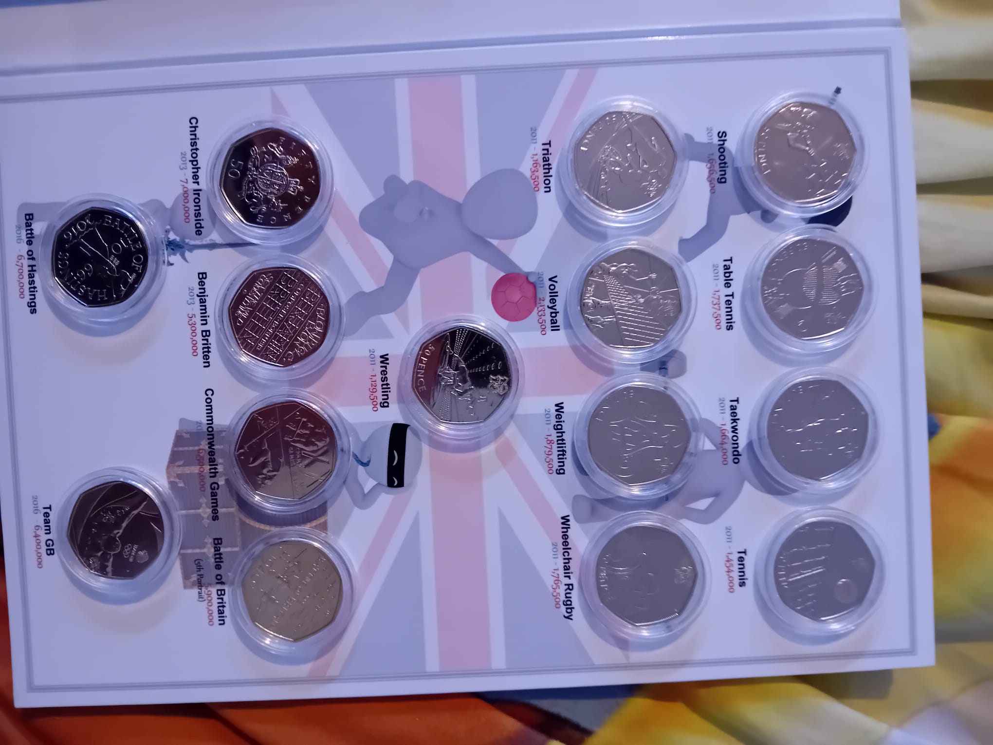 A collection of uncirculated proof 50p coins from 1997-2023 in custom made cases. - Bild 15 aus 17