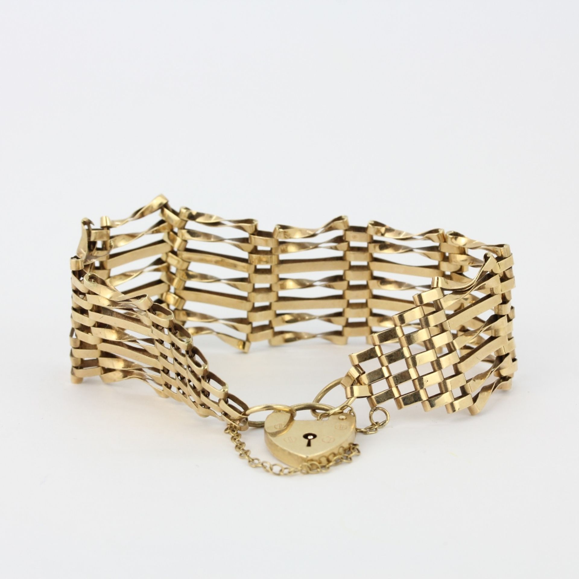 A hallmarked 9ct gold gate bracelet, inner L. 7cm. - Image 2 of 3