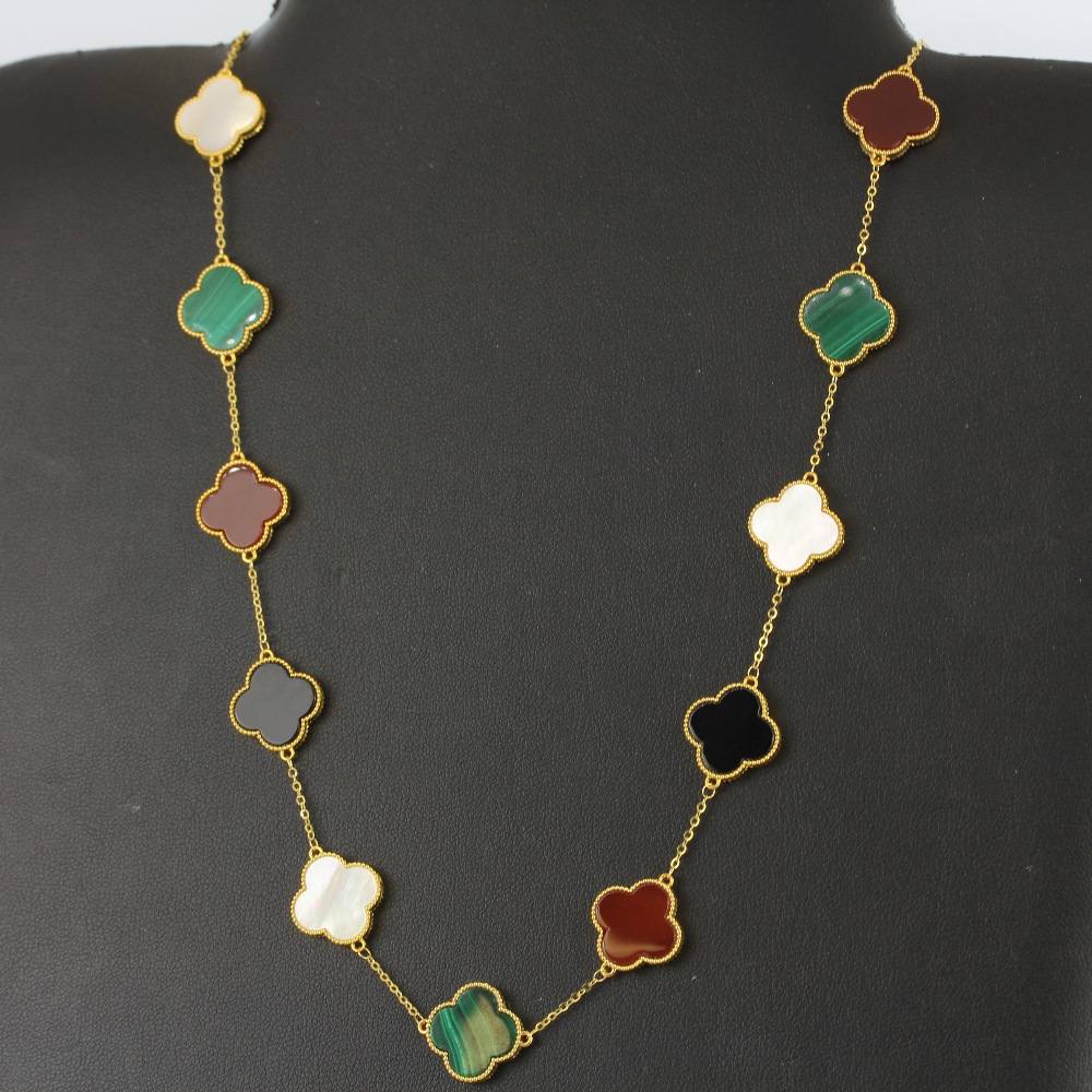 An 18ct yellow gold clover necklace set with malachite, onyx, carnelian and mother of pearl, L. - Image 4 of 6