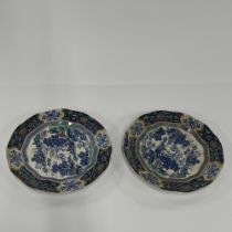 A pair of early English porcelain chinoiserie design plates, Dia. 23cm.