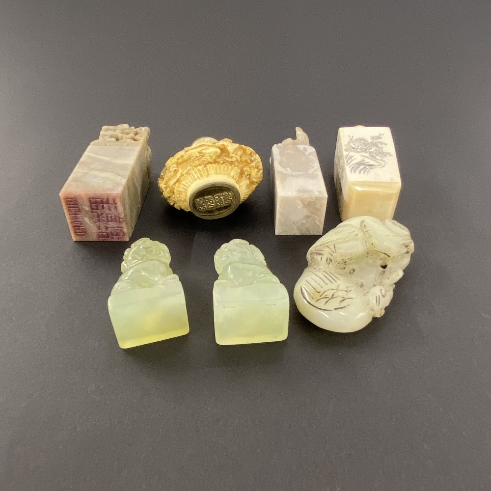 A group of mixed Chinese items including snuff bottles, seals and jade beads (probably from an - Image 3 of 3