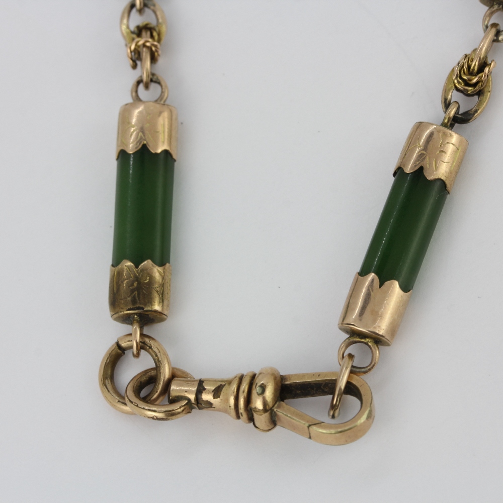 An unusual rolled gold and jade albert chain, L. 18cm. - Bild 2 aus 2