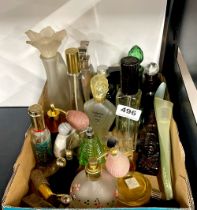 A quantity of mixed vintage perfume bottles.