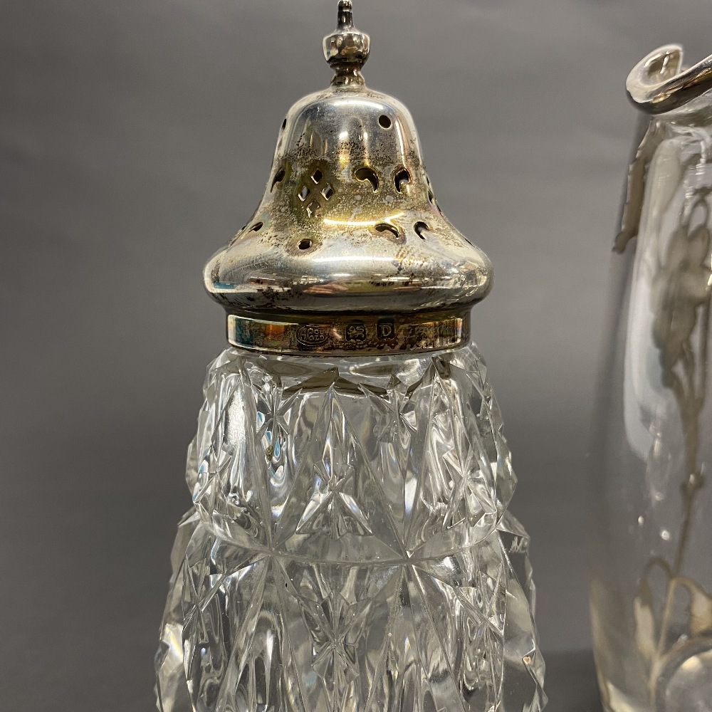 A cut crystal decanter with a hallmarked silver collar, together with a pair of silver overlaid - Bild 3 aus 4