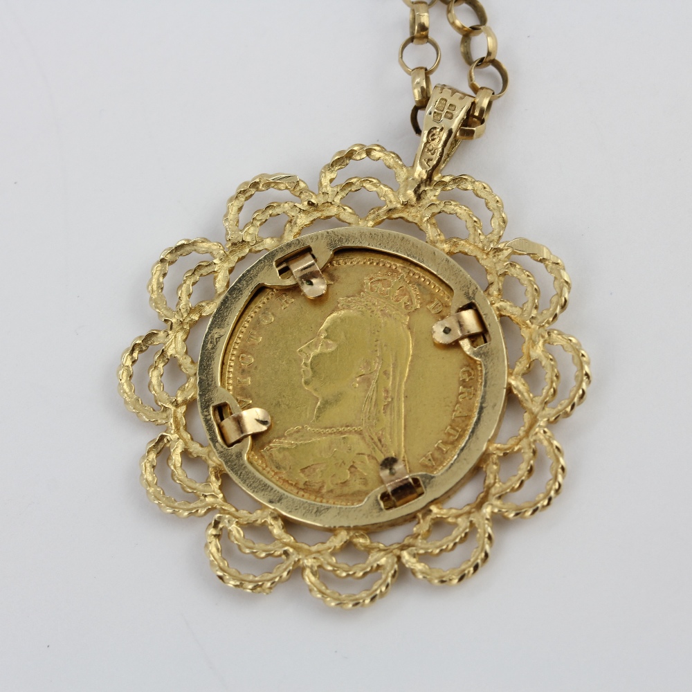 A hallmarked 9ct gold mounted half sovereign pendant on a 9ct gold chain, L. 56cm. - Bild 2 aus 2