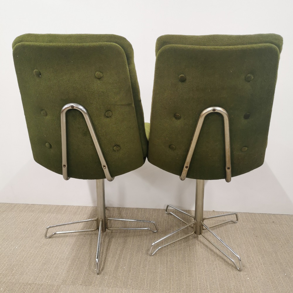 A pair of vintage revolving button backed chrome chairs upholstered in a green fabric, H. 92cm. - Image 4 of 4