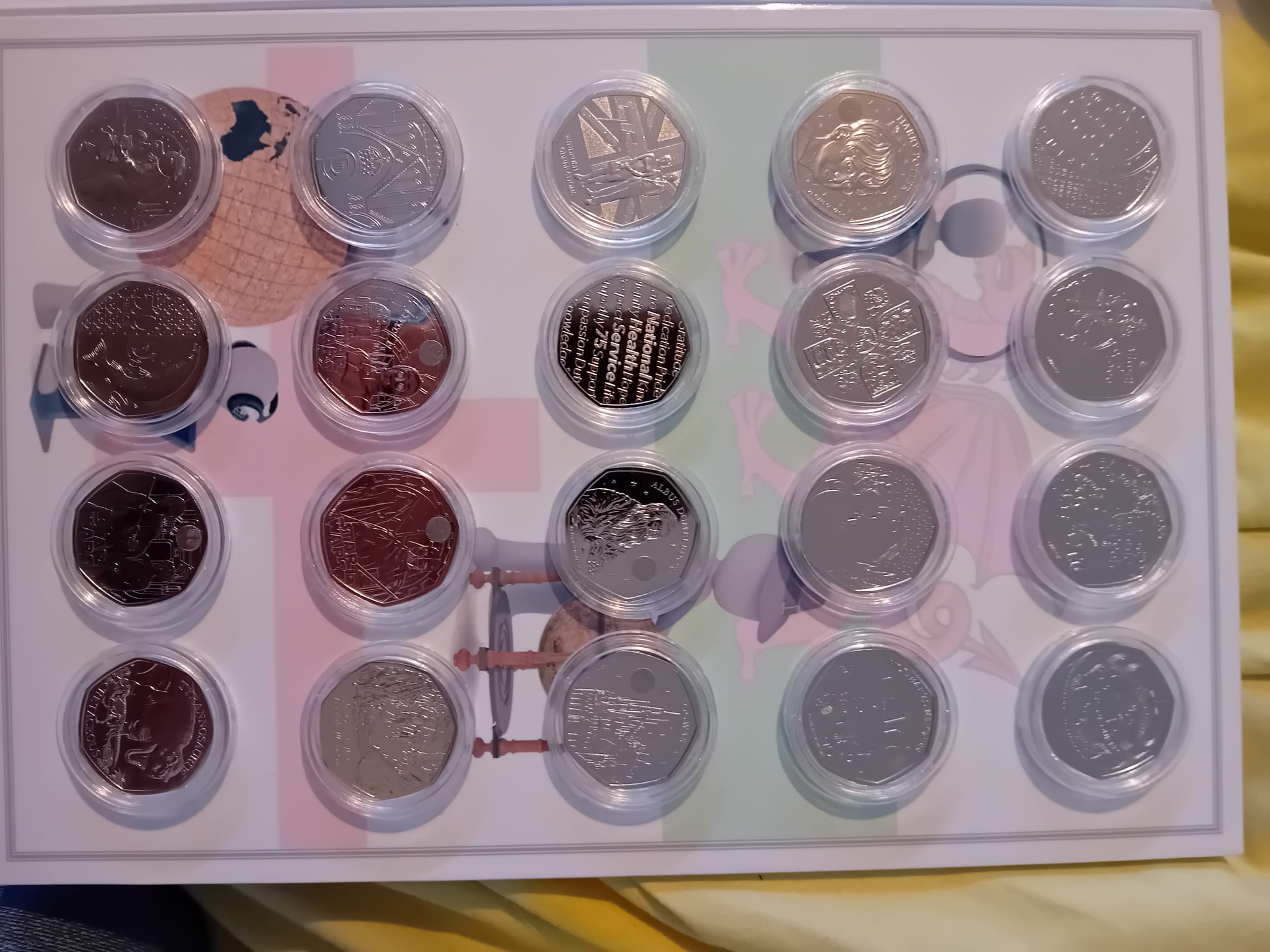 A collection of uncirculated proof 50p coins from 1997-2023 in custom made cases. - Bild 7 aus 17