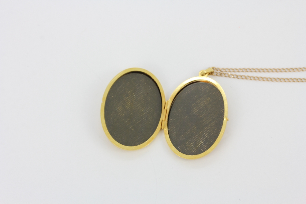 A hallmarked 9ct yellow gold locket pendant on a 9ct gold chain, L. 45cm. - Bild 3 aus 3