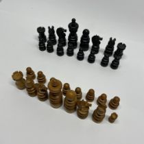 A lovely early turned wooden chess set, king. Incomplete. H. 9cm.