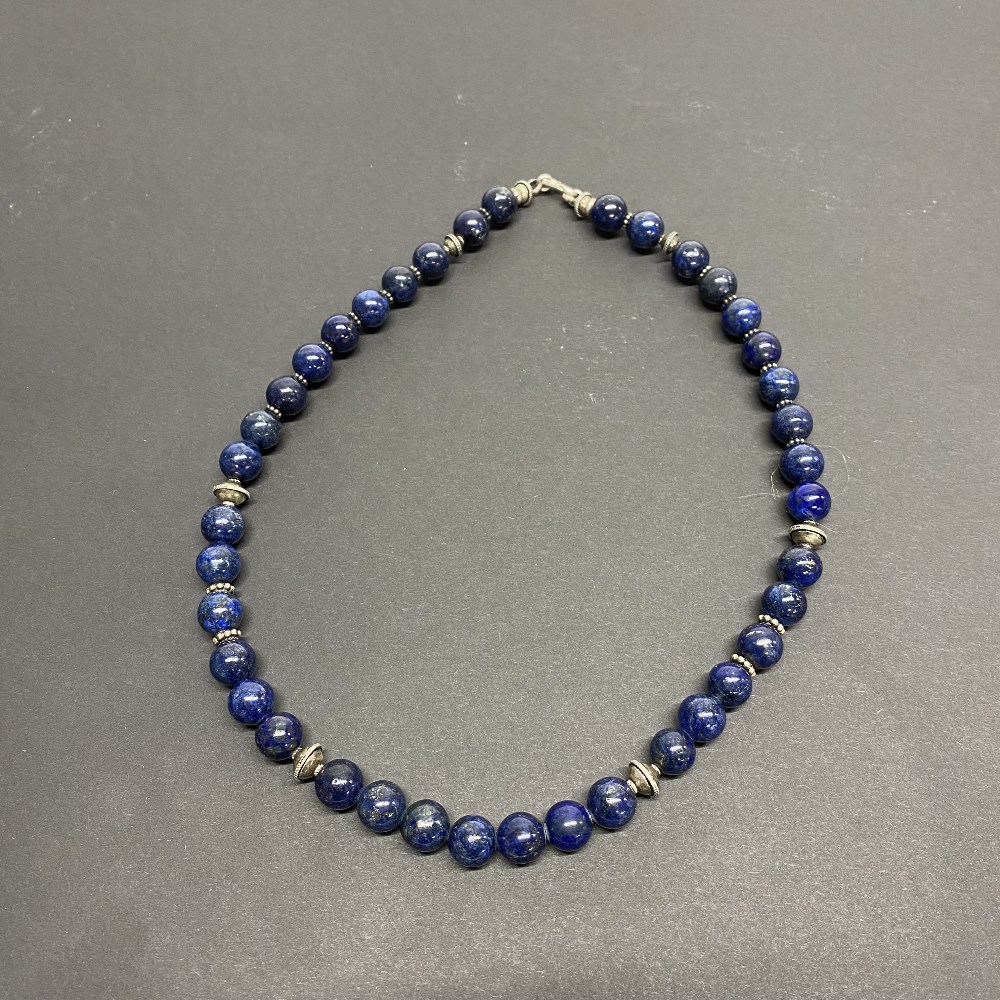 A silver and lapis lazuli necklace, necklace L. 54cm.