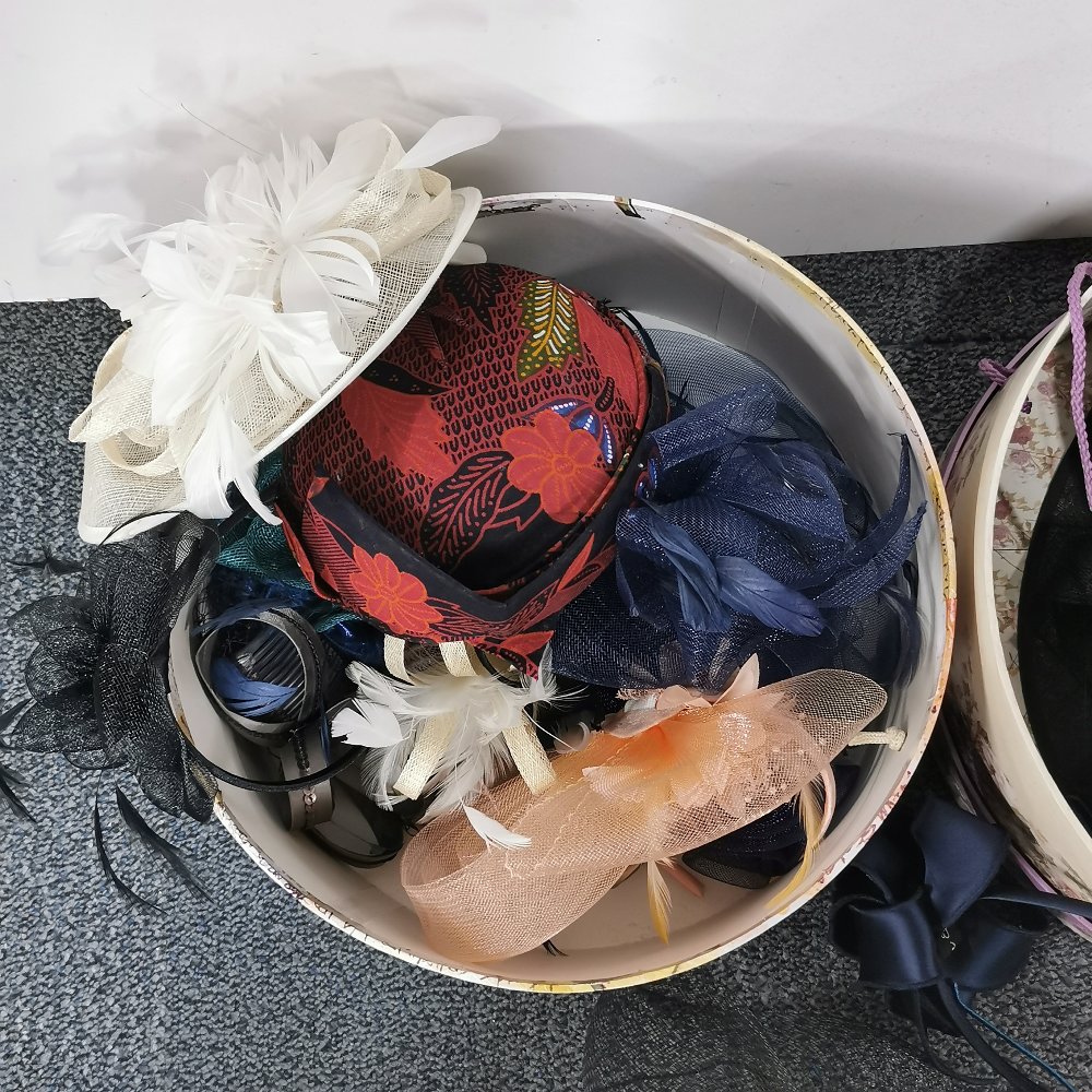 A quantity of vintage ladies hats. - Image 2 of 3