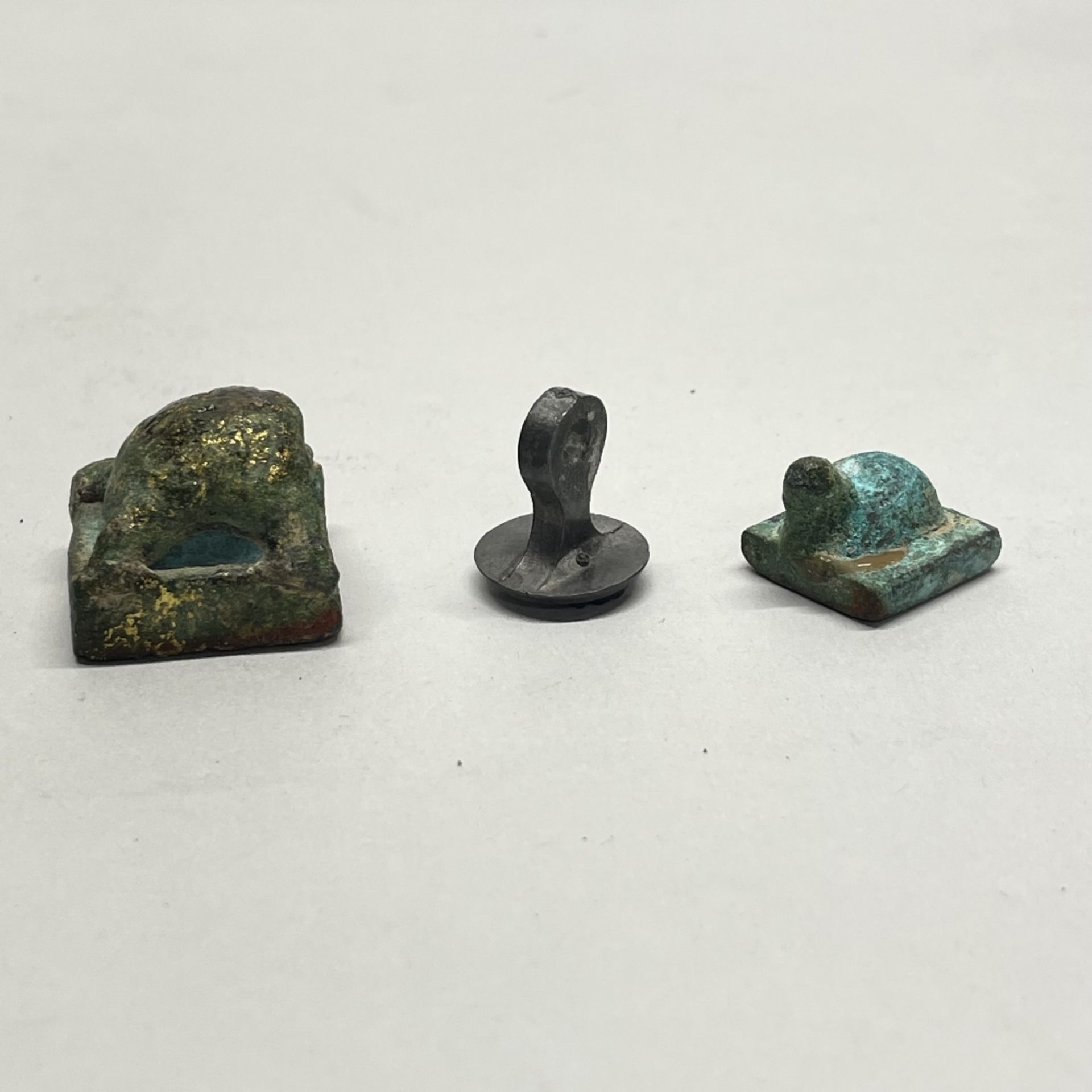 A group of three Chinese metal seals, tallest H. 2cm.