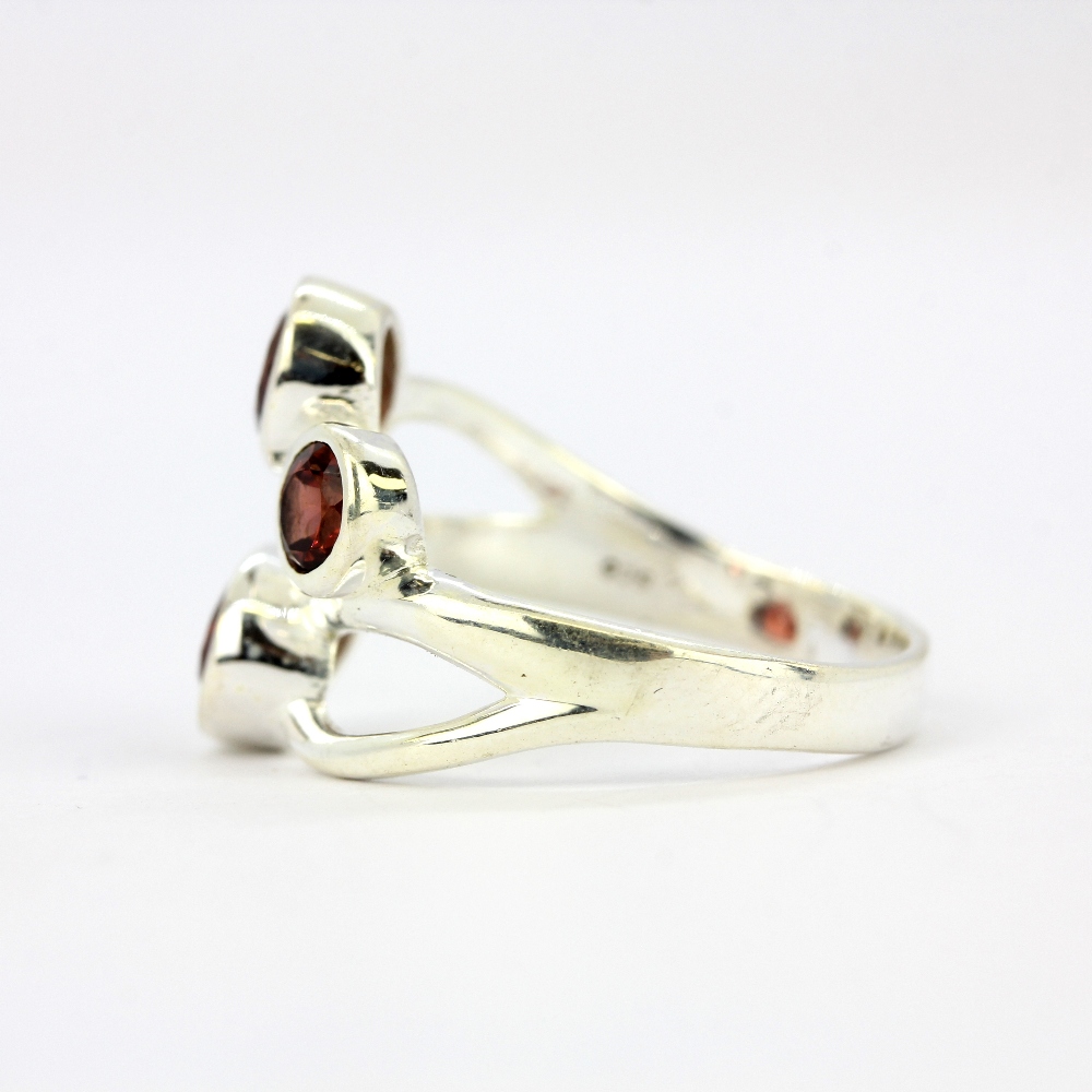 A 925 silver ring set with oval and round cut garnets. - Image 2 of 2