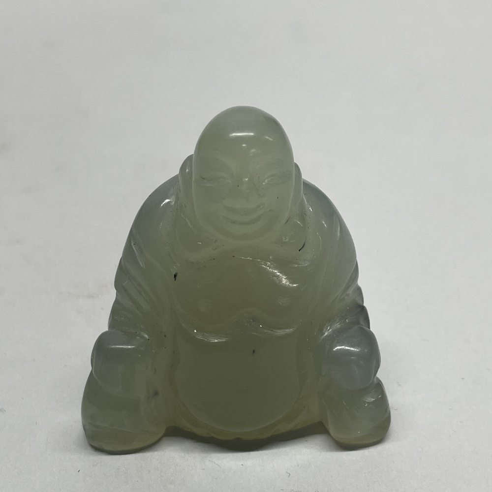 A Chinese carved jade / hardstone figure of Putai holding a gourd, W. 16cm, together with a - Bild 5 aus 6