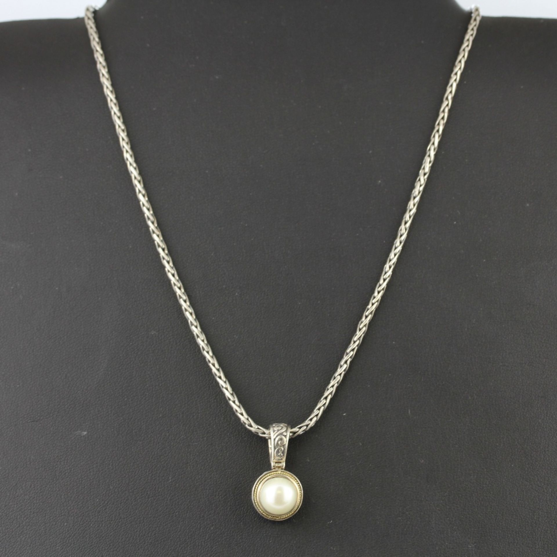 An 18ct white gold and silver Effy necklace with a pearl set pendant, L. 44cm ,with matching stud - Image 2 of 3