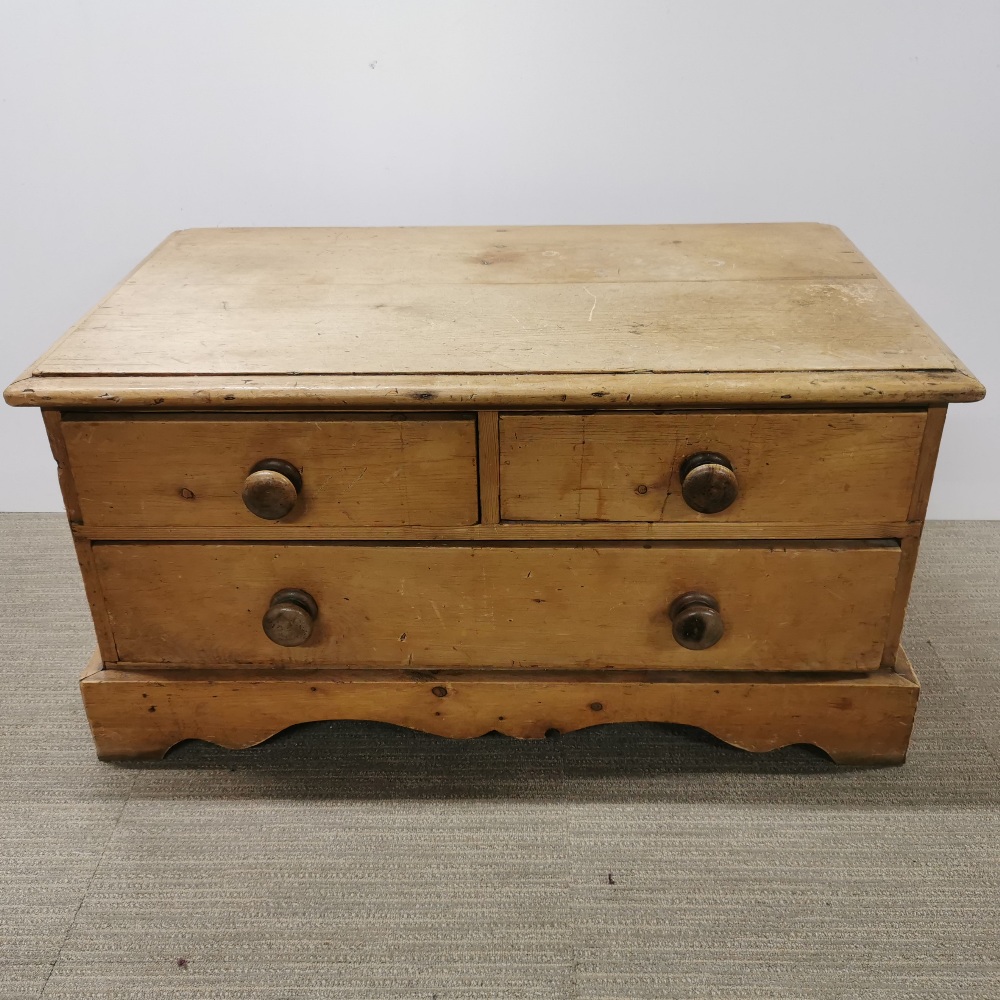 A vintage pine low chest of drawers, 95 x 55 x 50cm.