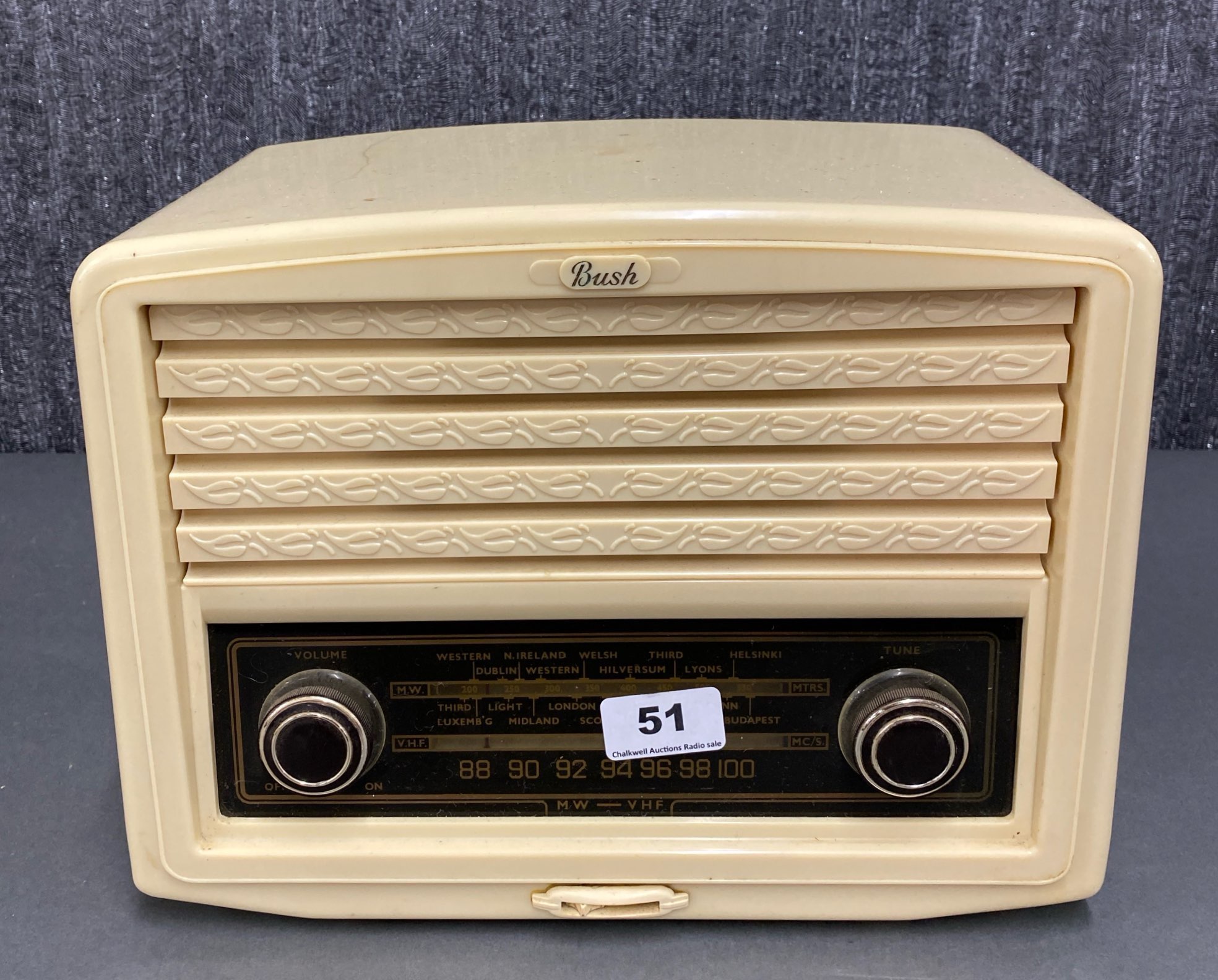 An early Bush radio, serial number 206/11274.