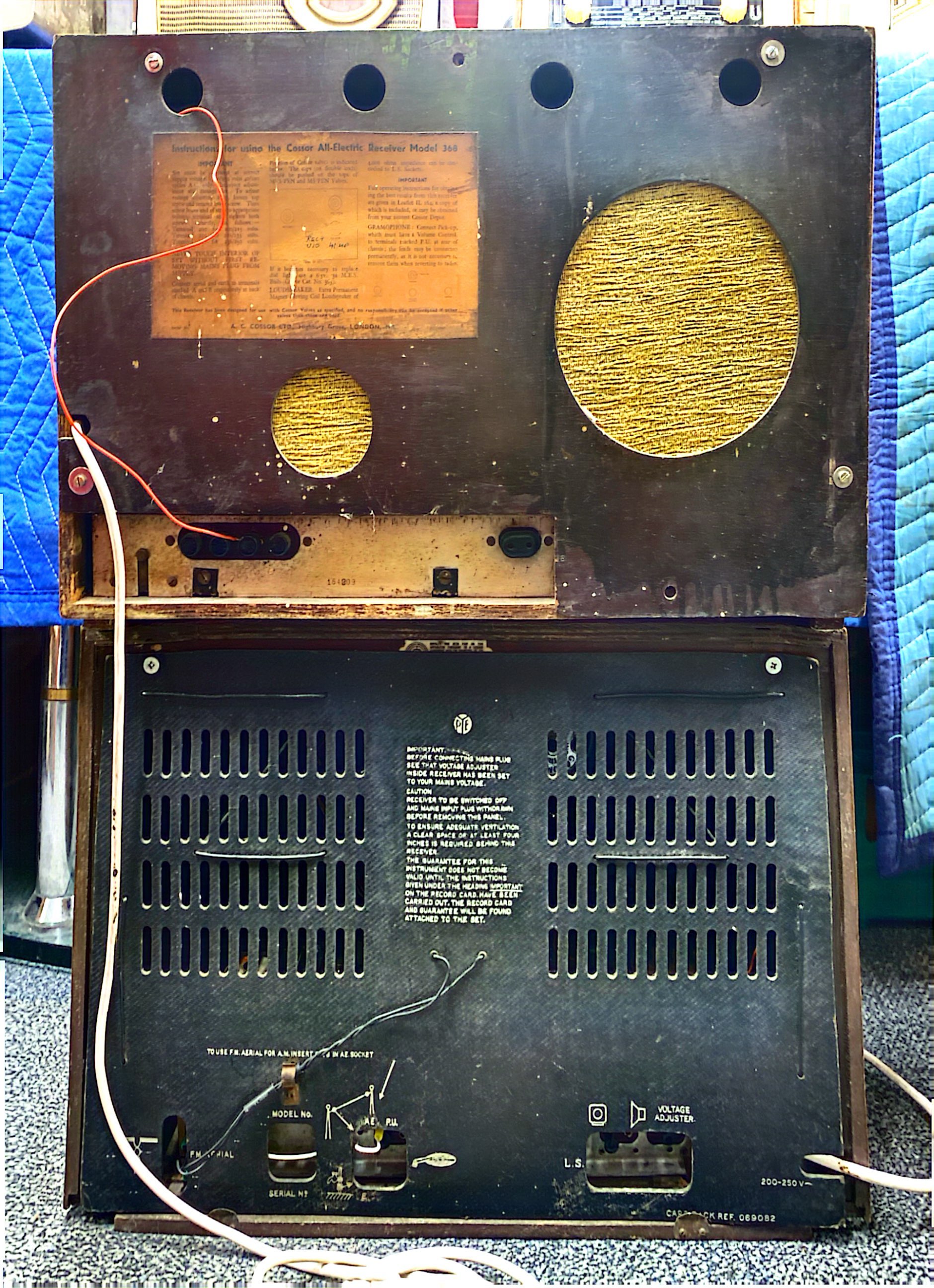 A 1935 Cossor valve radio, together with a Pye Fen Man one. - Image 2 of 2