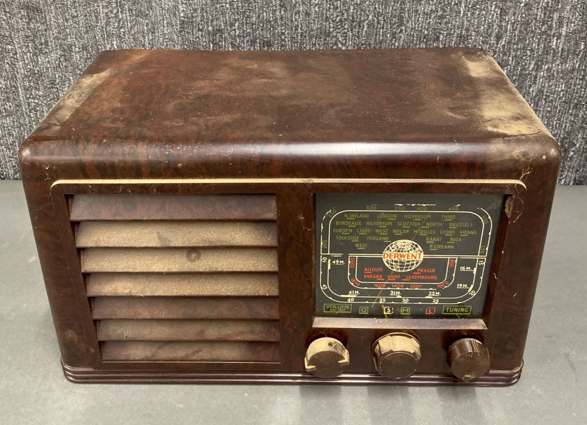 An early bakerlite Derwent transistor radio.