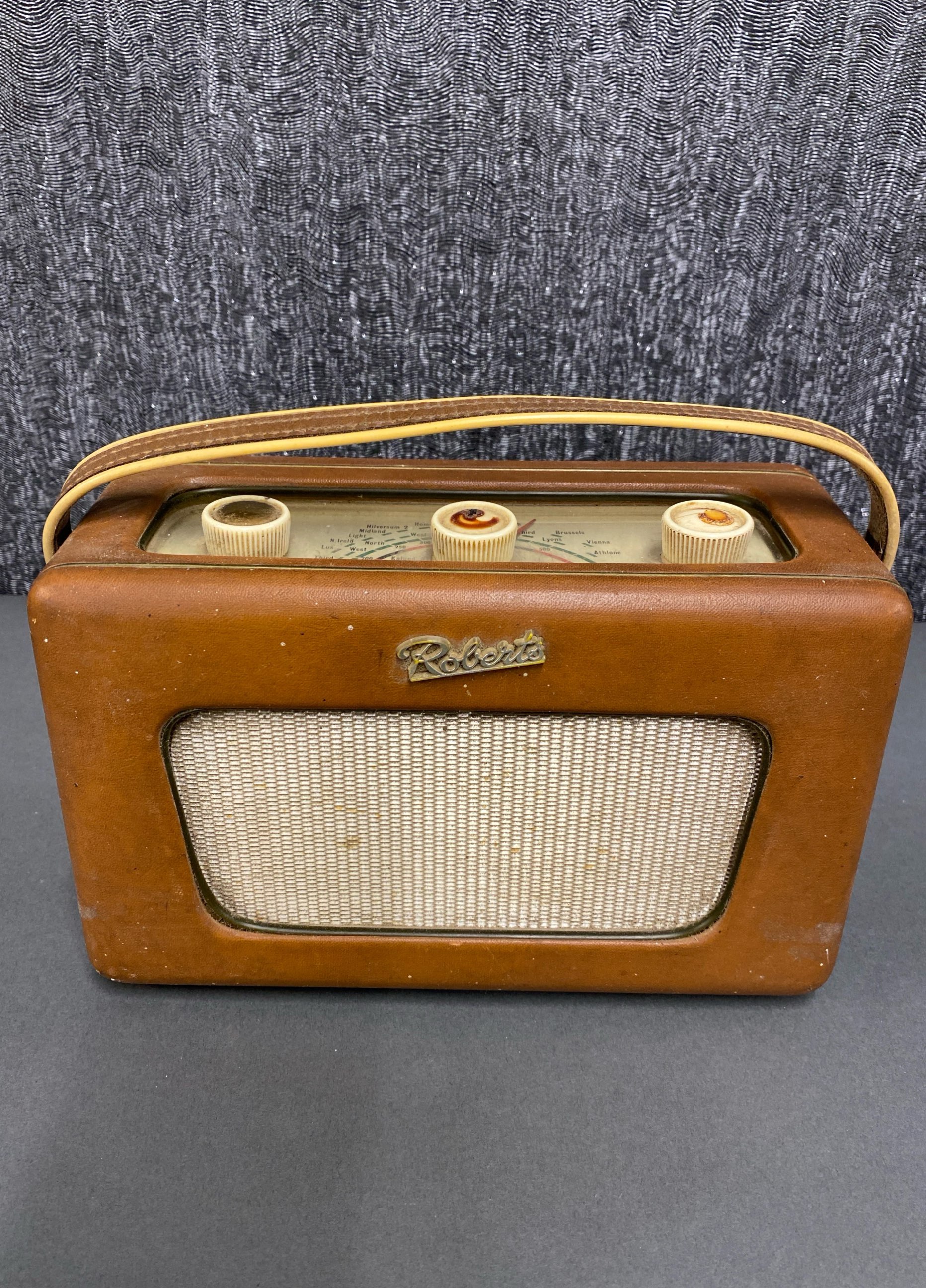 A group of three early Roberts transistor radios, including two R200 and one R300. - Image 2 of 5