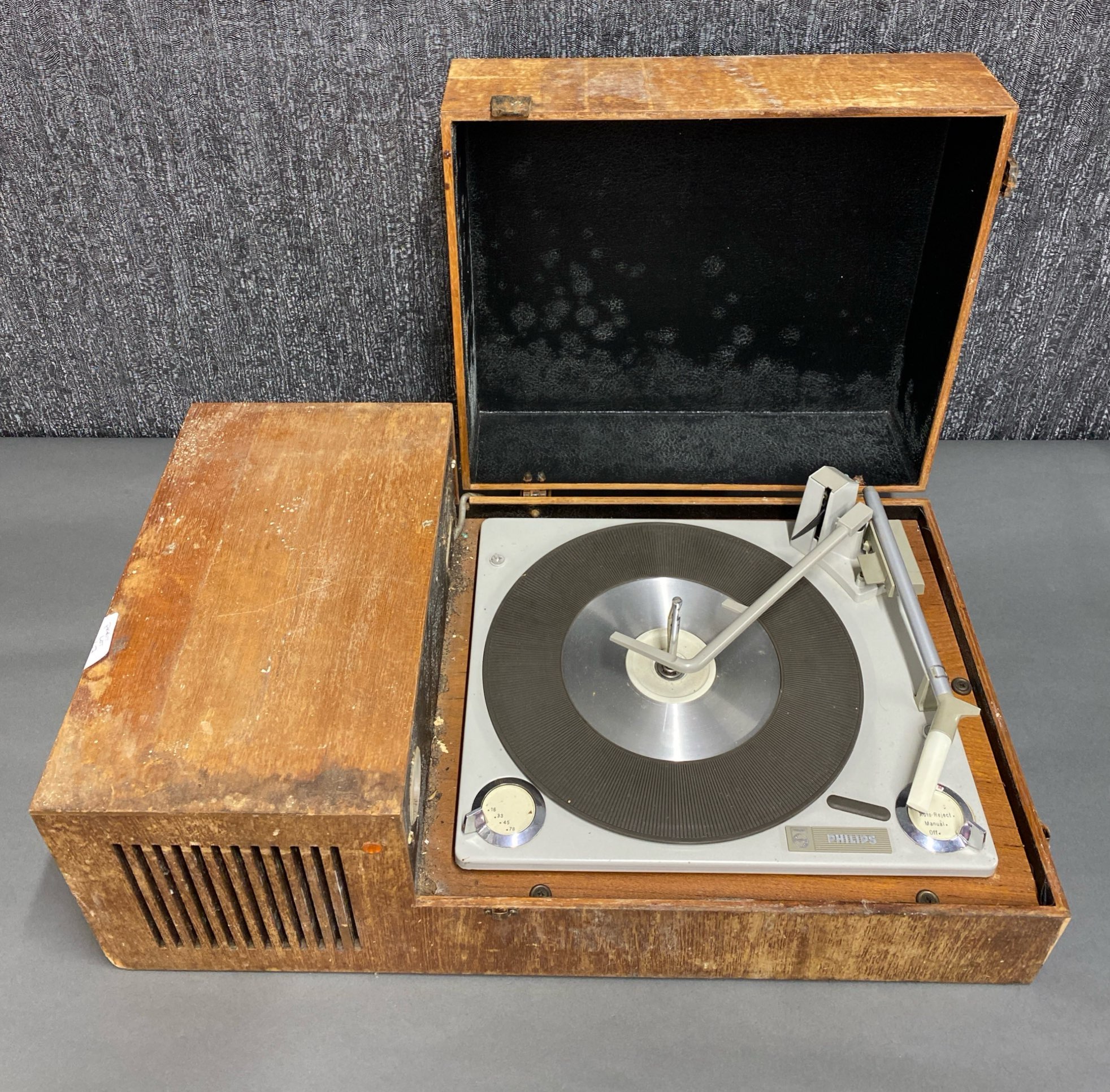 A Garrard 86 together with a Garrard RC121 MK2 and a Philips model number GF810 portable record p - Image 5 of 5