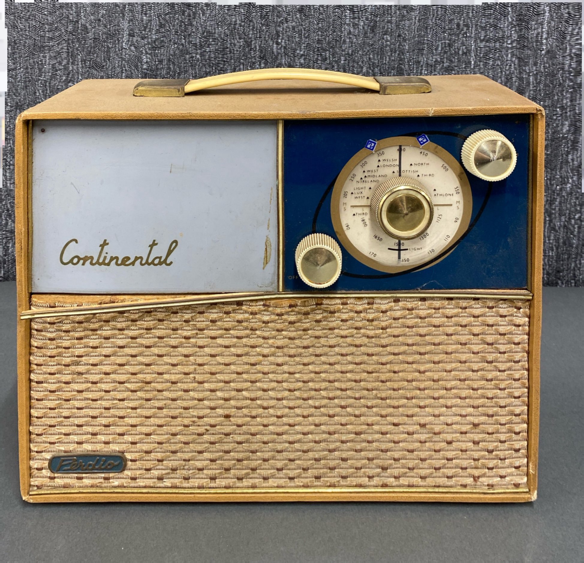 An early Perdio continental PR73 together with a Berec radio. - Image 4 of 5