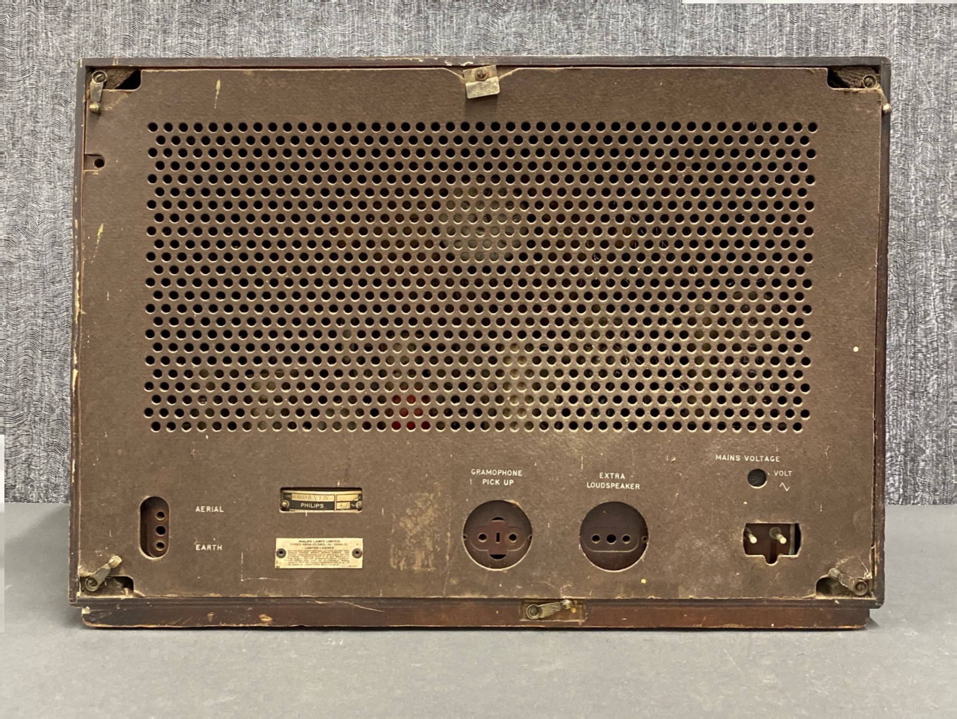 An early bakelite radio, Serial number 680/15. - Image 2 of 2