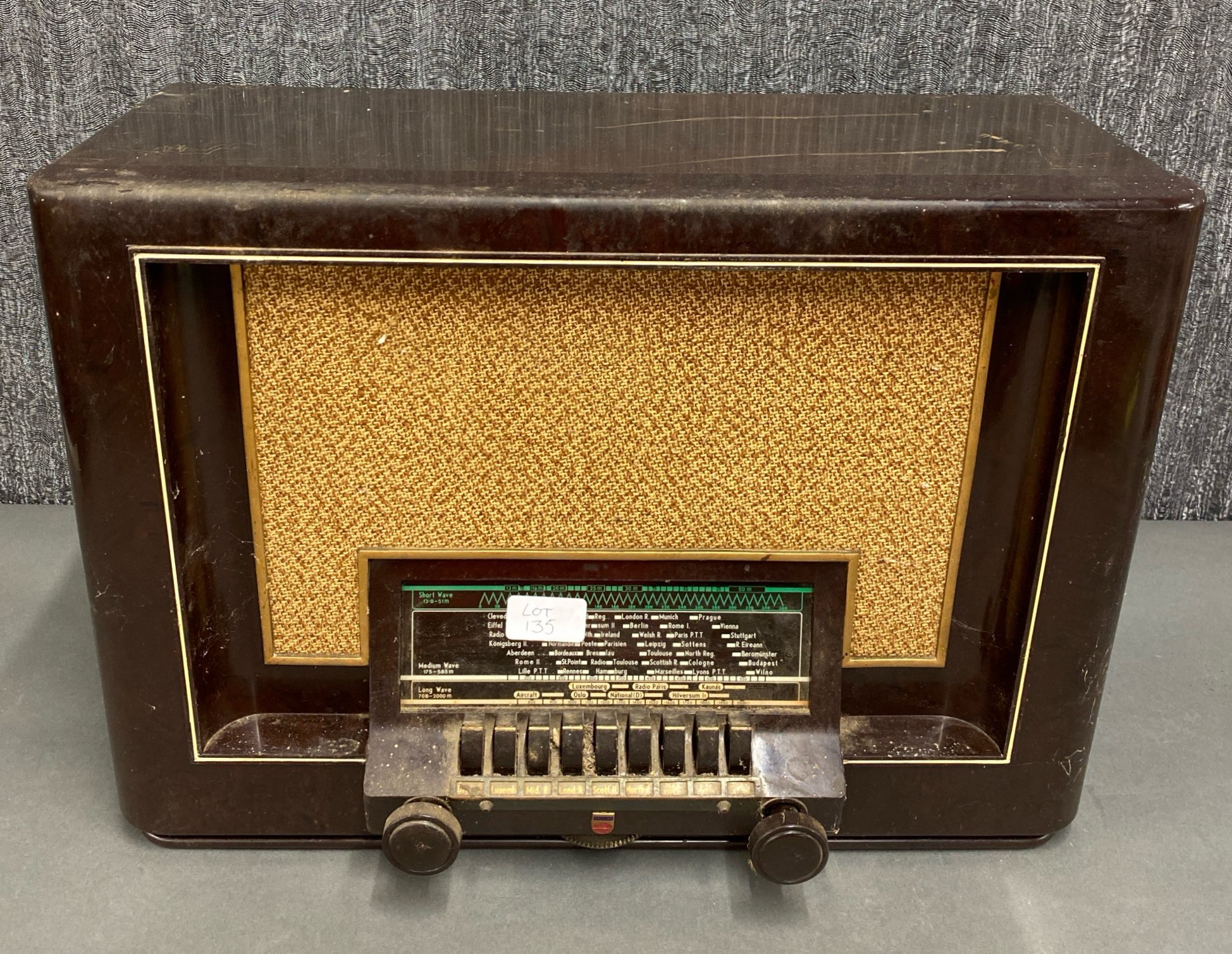 An early bakelite radio, Serial number 680/15.