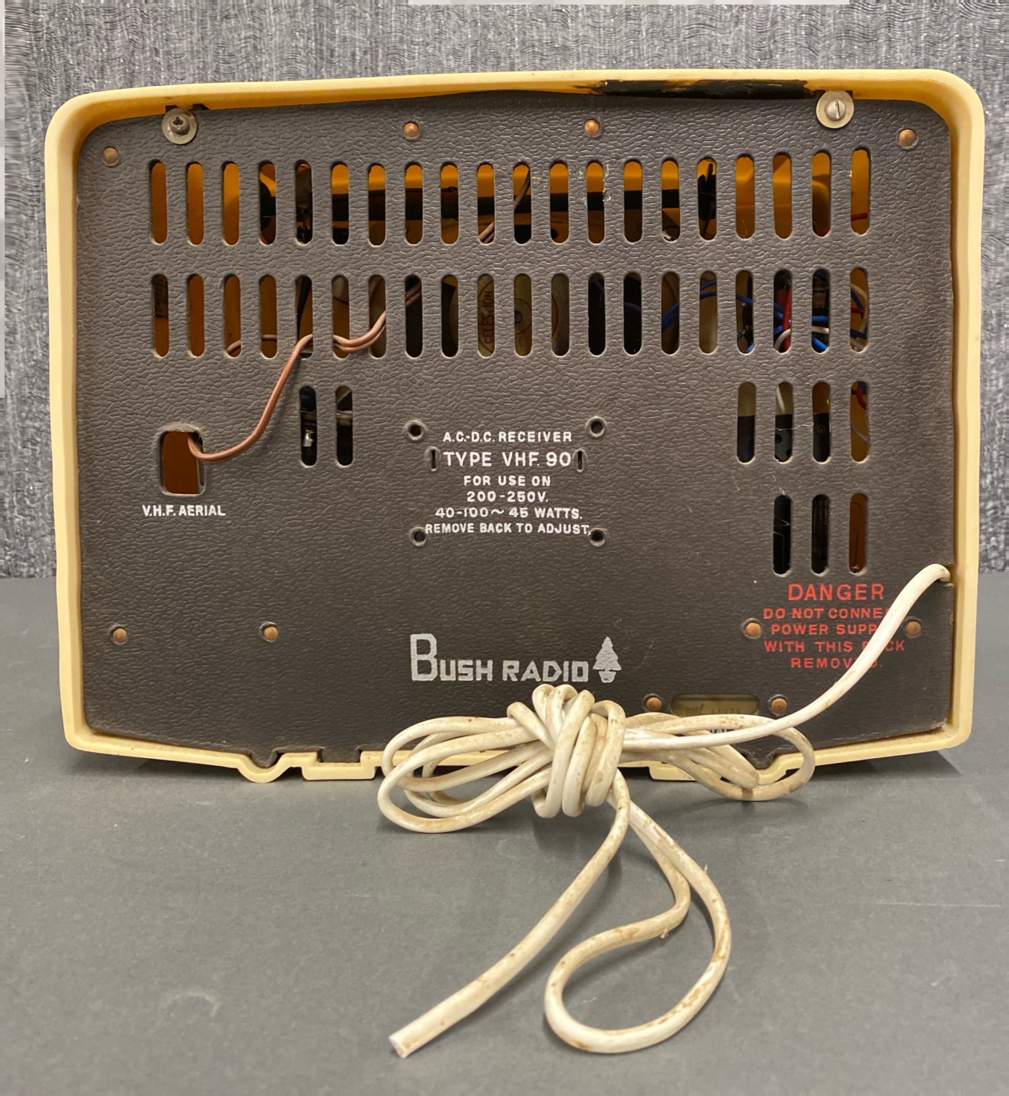 An early Bush radio, serial number 206/11274. - Image 2 of 2