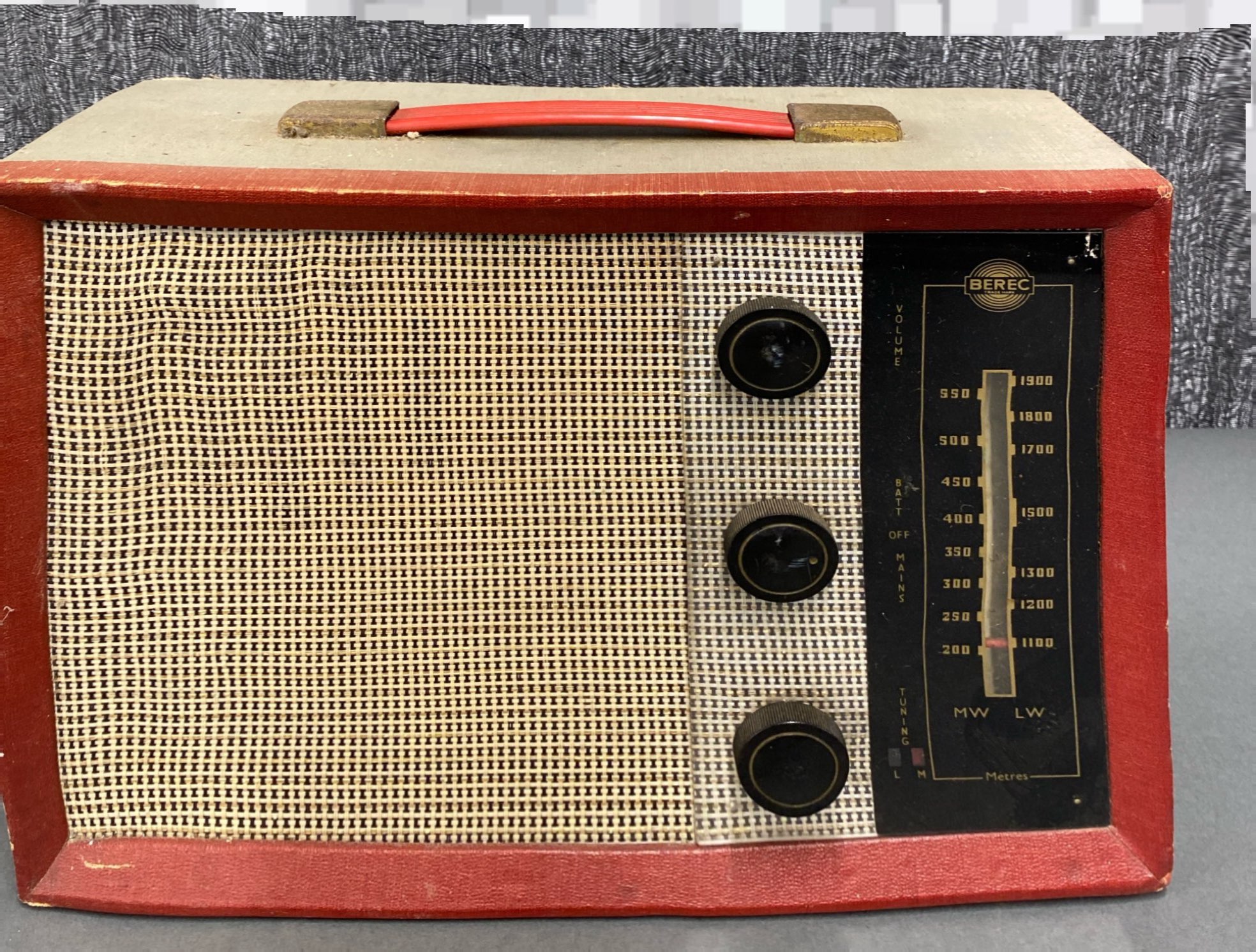 An early Perdio continental PR73 together with a Berec radio. - Image 2 of 5