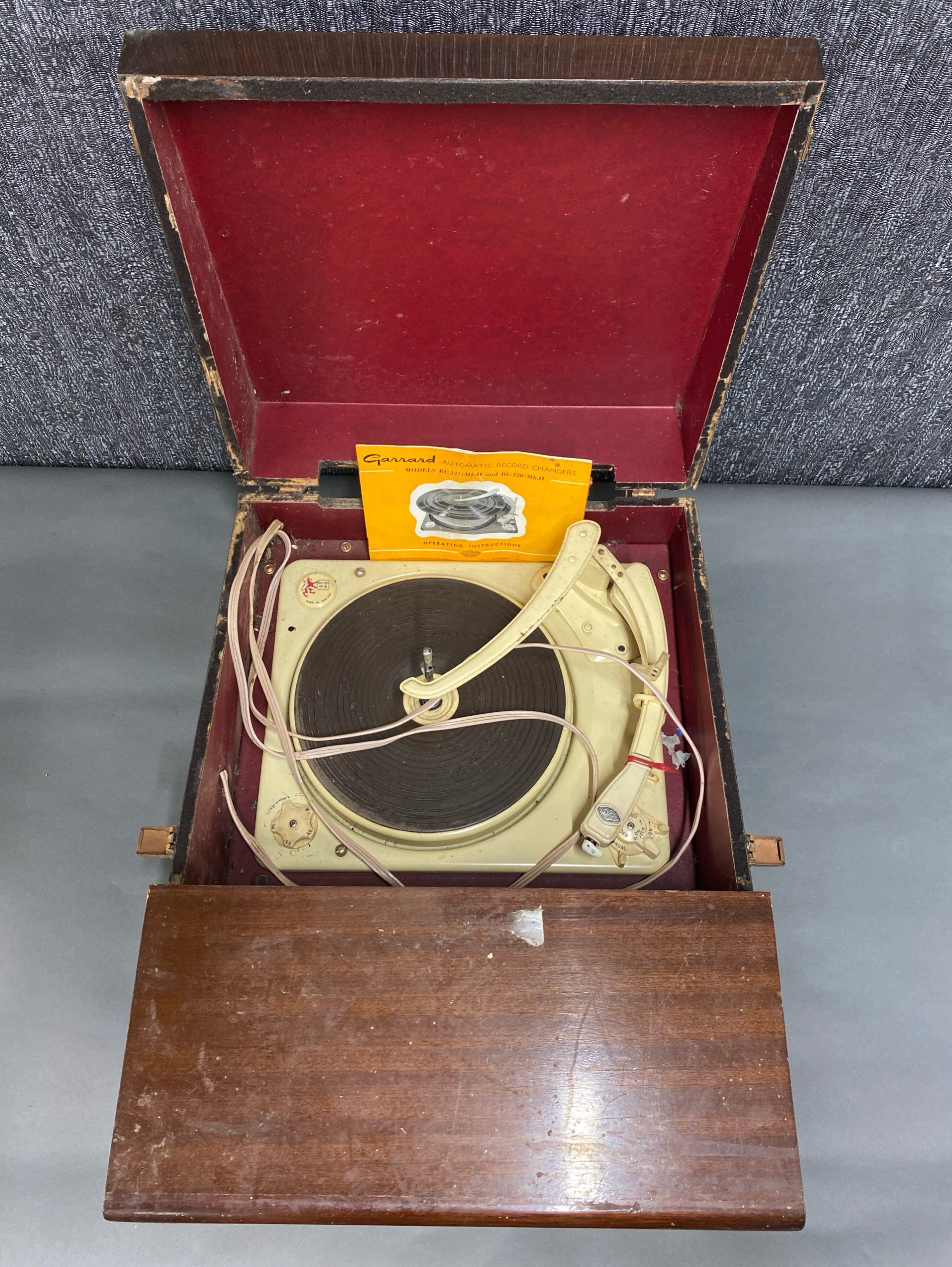 A Garrard 86 together with a Garrard RC121 MK2 and a Philips model number GF810 portable record p - Image 4 of 5