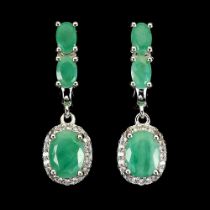 A pair of 925 silver drop earrings set with oval cut emeralds, L. 2.5cm.