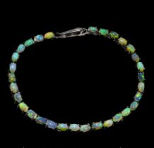 A 925 silver bracelet set with cabochon cut opals, L. 17cm.