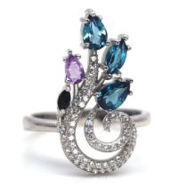 A 925 silver ring set with pear cut London blue topaz and amethysts, L. 2.6cm, ring size O.