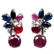 A pair of 925 silver earrings set with sapphires and rubies, L. 2.2cm.