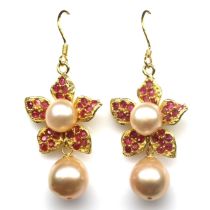 A pair of gold on 925 silver drop earrings set with cream pearls and rubies, L. 4.5cm.