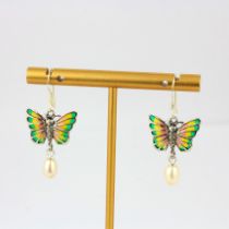 A pair of 925 silver enamelled drop earrings set with pearls, L. 3cm.