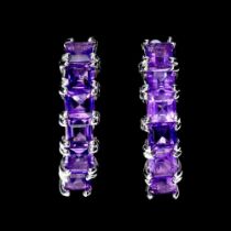 A matching pair of 925 silver earrings set with princess cut amethysts, L. 2cm.