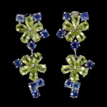 A pair of 925 silver flower shaped drop earrings set with peridots and sapphires, L. 3.4cm.