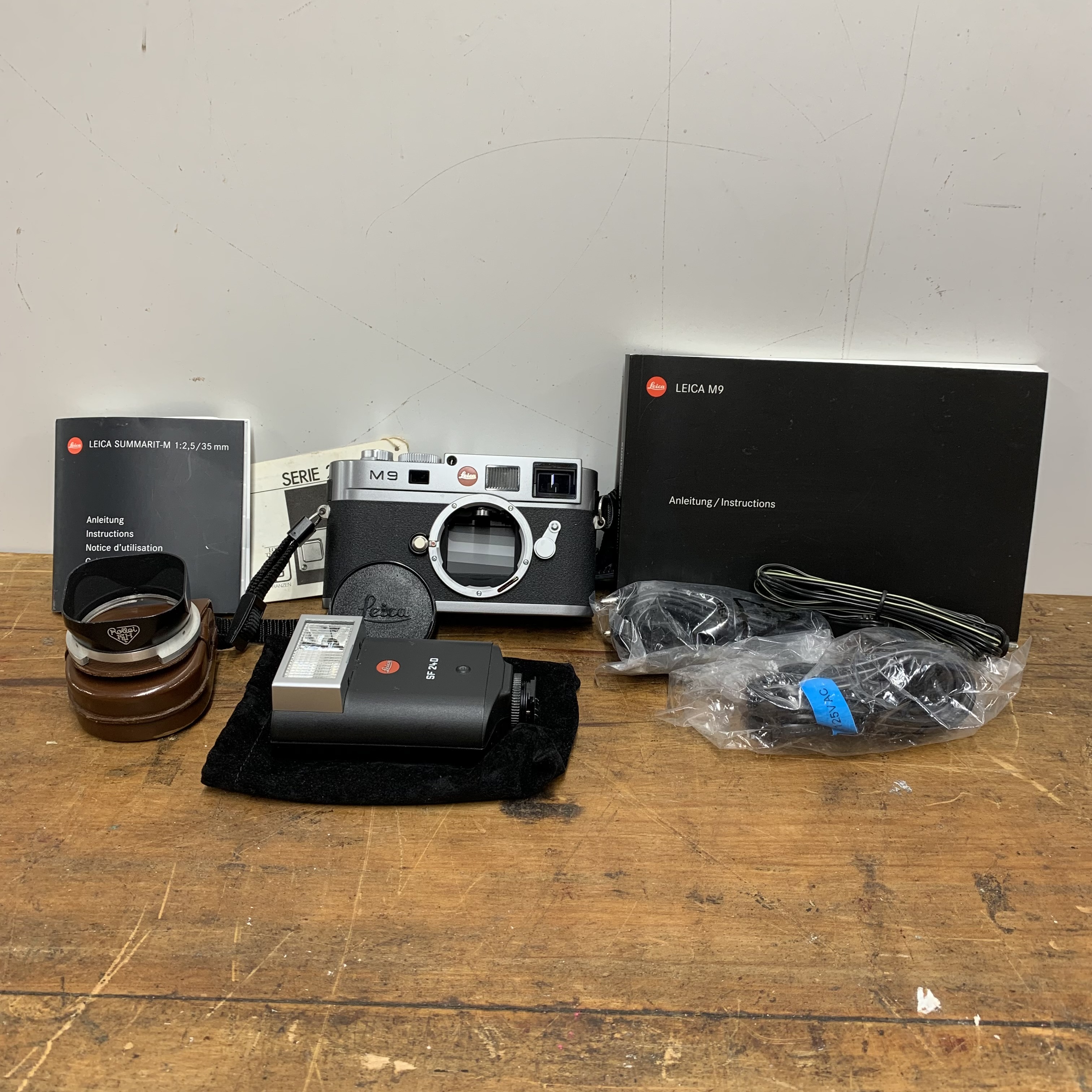 A Leica m9 camera with 3 different lenses and accessories and instruction manual in a high quality - Image 10 of 13