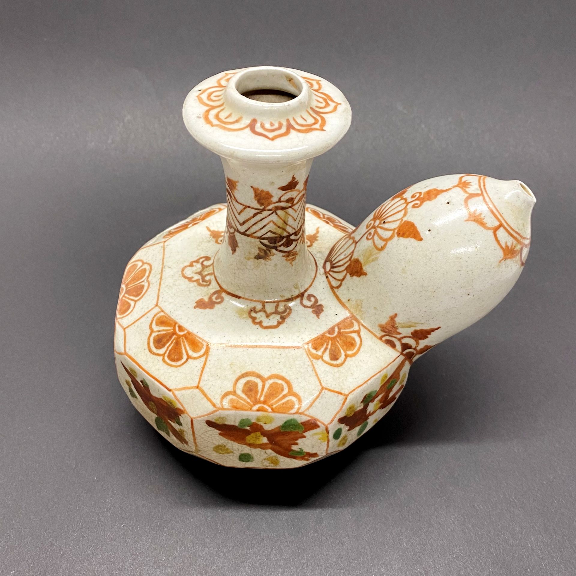 An 18thC hand painted porcelain kendi. H. 16cm - Image 2 of 4