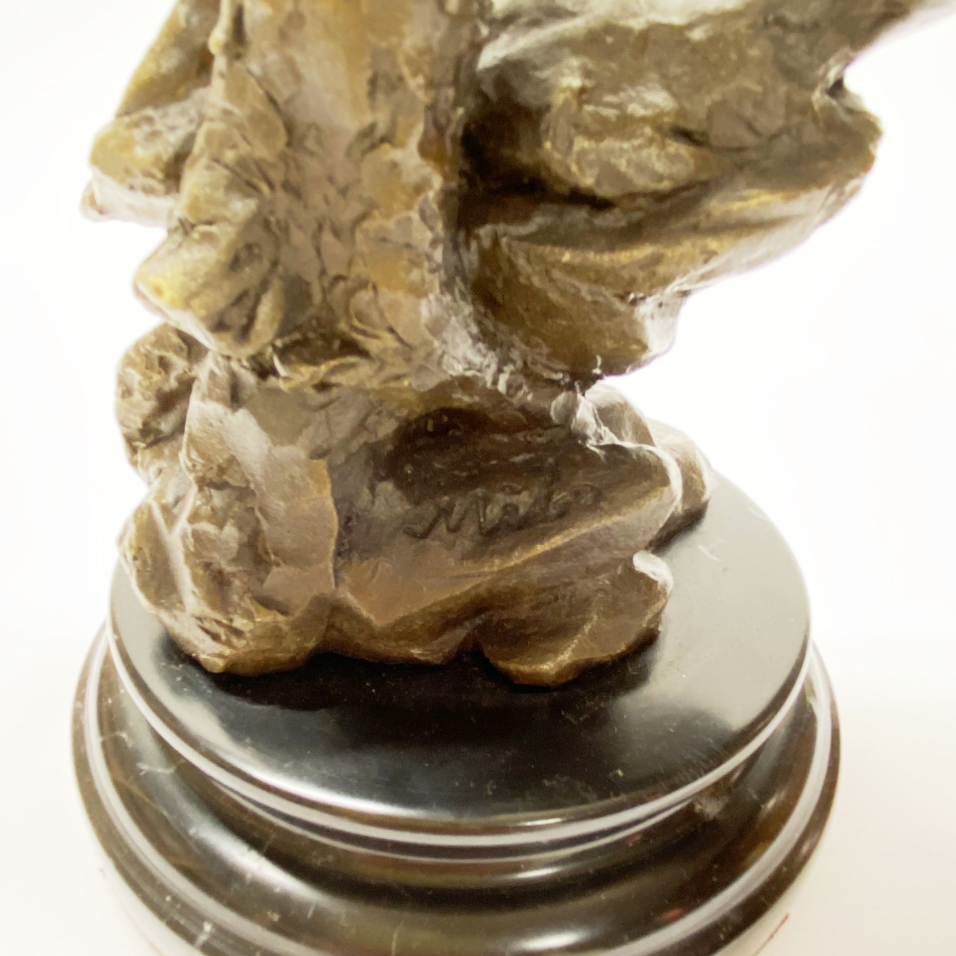 An impressive bronze stag on a marble base. H. 29cm - Image 4 of 4