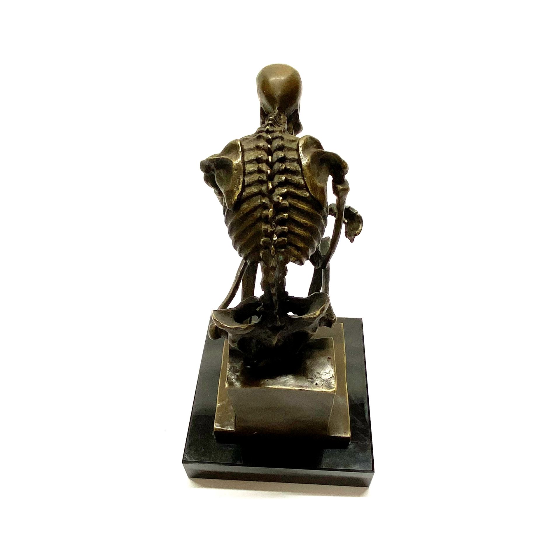 An interesting cast bronze skeleton on black marble base. H. 23cm - Image 3 of 4
