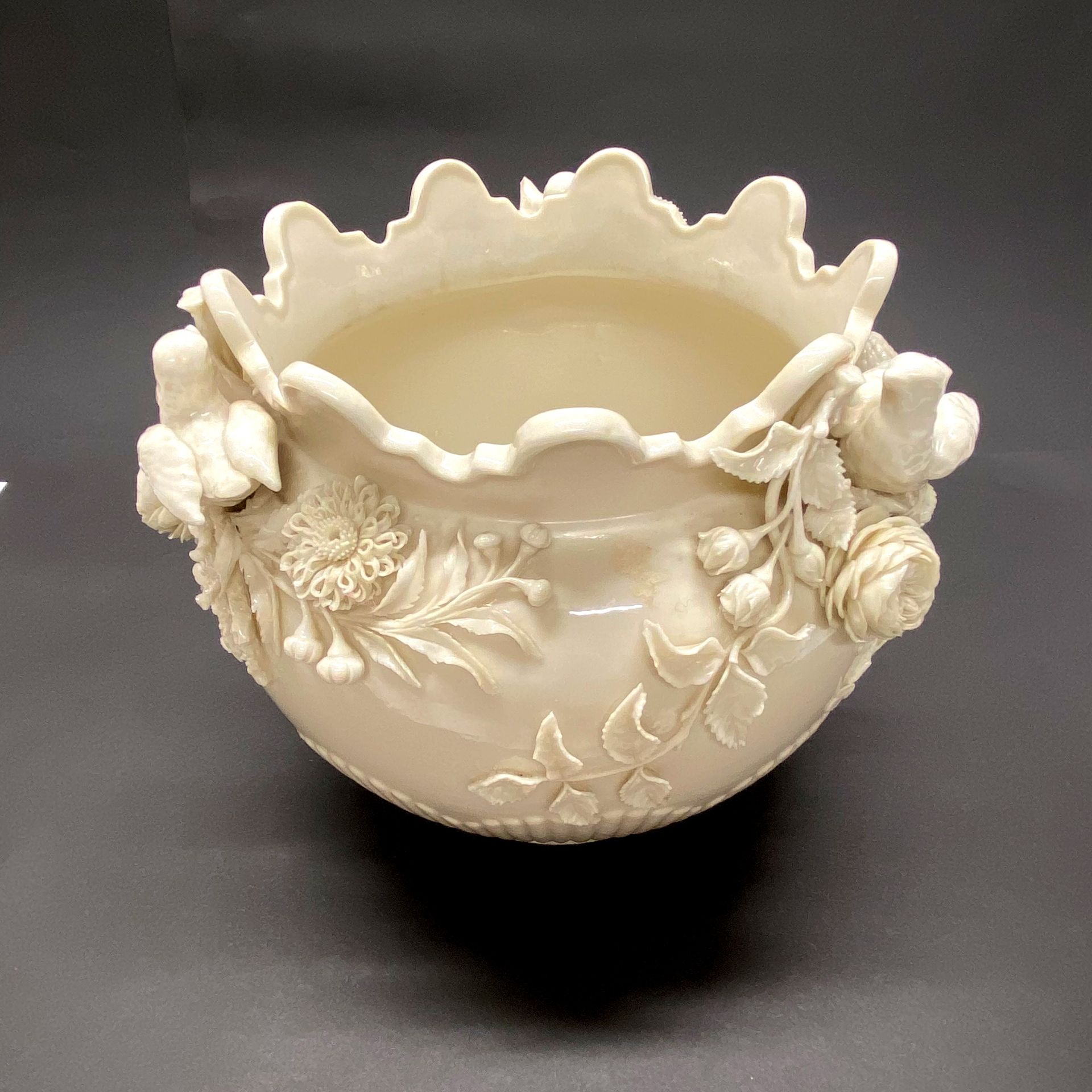 An Irish Belleek porcelain bowl Dia. 25cm x H. 20cm. Small pre-firing chip to base. - Image 3 of 7
